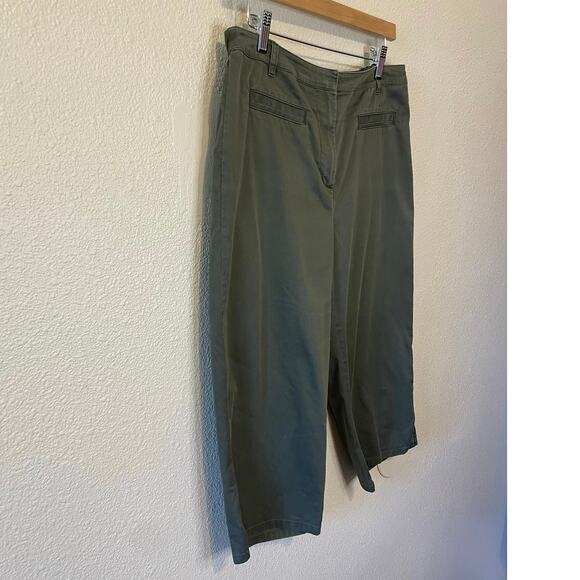 Chico’s Forrest Green Chino Style Capri Pants Size 1 (Medium 8) Minimalist - Picture 9 of 10